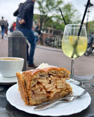 Agustín Galiana Instagram - Week-end dernier à Amsterdam ☀️🧇

#voyage #amis #amsterdam #applepie #bonheur #detente #alacool #weekend #plaisir #sefaireplaisir #autop #canauxamsterdam #canaux #tulipes