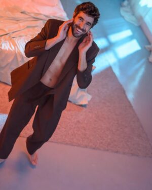 Agustín Galiana Instagram - Quelques photos souvenir du tournage ❤️Tu as déjà vu Le clip ENAMORADO ? ❤️ le lien e  se r dans ma bio . 🪭

#enamorado #clip #amoureux #album #single #enamoureux #universal #agustingaliana #chanteur #comedien #acteur #musique #bonheur #amour #amor #love #amore #lovers #videoclip