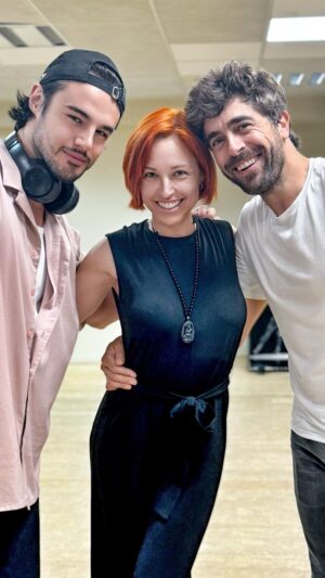 Agustín Galiana Instagram - 🎥 Retour sur une répétition de dance avec @agustingaliana ☀️
Sous la direction d’ @anthony_colette 

Bien entourée non? 🤍

📷 Photo prise par @christian_puech