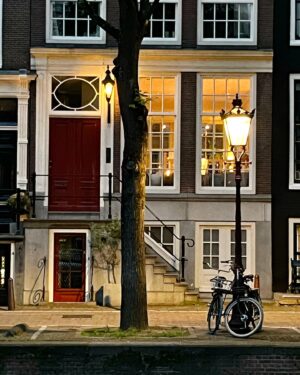Agustín Galiana Instagram - Week-end dernier à Amsterdam ☀️🧇

#voyage #amis #amsterdam #applepie #bonheur #detente #alacool #weekend #plaisir #sefaireplaisir #autop #canauxamsterdam #canaux #tulipes