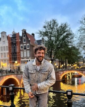 Agustín Galiana Instagram - Week-end dernier à Amsterdam ☀️🧇

#voyage #amis #amsterdam #applepie #bonheur #detente #alacool #weekend #plaisir #sefaireplaisir #autop #canauxamsterdam #canaux #tulipes