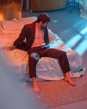 Agustín Galiana Instagram - Quelques photos souvenir du tournage ❤️Tu as déjà vu Le clip ENAMORADO ? ❤️ le lien e  se r dans ma bio . 🪭

#enamorado #clip #amoureux #album #single #enamoureux #universal #agustingaliana #chanteur #comedien #acteur #musique #bonheur #amour #amor #love #amore #lovers #videoclip