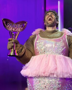 Agustín Galiana Instagram - Voilà , c’était  moi l’hippopotame ❤️🦛 
MERCI @masksinger_tf1 pour cette chouette aventure . MERCI @mcoglaend @anthomeunier de m’avoir permis faire toutes ces folies avec l’hippopotame 🌹
Merci @malikee pour toutes ces belles chores 💃🏼
MERCI @christian_puech de partager avec moi ces beaux moments ☀️
MERCI @tf1 @aprikian_ara de me faire toujours confiance et de toujoirs compter sur moi pour vos projets 🙏🏻
MERCI @solegoff @rmfaur de votre confiance 👍🏼
MERCI @stephanecohenimpresario mon cher et fidèle attaché de presse 💋
MERCI @camillecombal pour ta bienveillance et les fous rires 🥳
MERCI @ruquierlaurent @kevadams @inesregmec @chantalladesou pour vos magnifiques et touchants retours 😎
C’était marrant , c’était fun , c’était fou, c’était émouvant … c’est un plaisir de vous divertir . MERCI À VOUS LE PUBLIC POUR VOTRE SOUTIEN 🙏🏻❤️

Félicitations à mes copains en finale  @geremycredeville @chimeneofficiel et à tous les autres candidats ❤️ vous êtes tous formidables 😍

#masksinger #masksingerfrance #masksinger6 #gagnant #coupe #trophee #hipoppotame #agustingaliana #acteur #chanteur