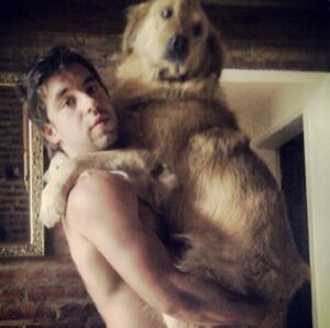 Agustín Sierra Instagram - Hoy lamentablemente me tocó despedir al Panza ❤️‍🩹

Solo quiero agradecerle a la vida por tu compañía y dulzura infinita. Nunca paraste de pedir una carícia y donde hubo fuego o asado ahí estuviste, firme junto al pueblo. 
El famoso perro con cresta 💘 el que usaba la pileta los 365 días del año, sin importar que esté podrida  o que hagan 2 grados bajo cero. 

Gracias por tanto amor del bueno, fuiste lo más de lo más Panza querido! se te va a extrañar mucho por acá🦁♾️🧡