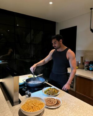 Ahan Shetty Instagram - Cooking with the fam 👨🏽‍🍳