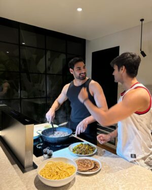 Ahan Shetty Instagram - Cooking with the fam 👨🏽‍🍳