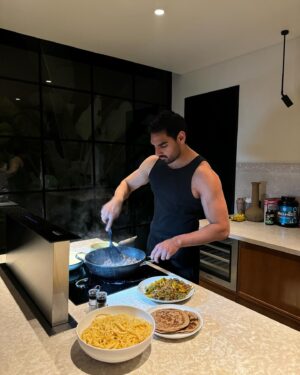 Ahan Shetty Instagram - Cooking with the fam 👨🏽‍🍳