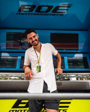 Ahikar Azcona Instagram - Gran Premio? 
Gran premio el fin de semana que nos hemos pegado🫠

1- hemos tenido el lujo de estar montando jaleo sobre el camión de @amvsegurosenmoto con @discodelia_music 

2- El equipo @boe_motorsports nos han abierto las puertas del box y nos han tratado como uno más 🫶🏽

3- Una vez más @samuele_zuccali ha vuelto a jugar con mis 🎱🎱 🙄😂 (gracias por no romperlas 😘)

4- Y más gracias a @infinitumfest por meternos en ese cartelazo y poder compartir platos con @fonsinieto10 y @djabelramos en el @gobeachclub_bcn 

Lo dicho; FINDE REDONDO 🏍️