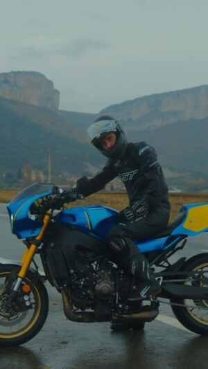 Ahikar Azcona Instagram - Hace pocos días recogí en @yamahamotor_es esta preciosidad de XSR900 y estuve rodando (en doble sentido🎥🏍️) por las carreteras de mi Navarra querida. 

Dejo por aquí un adelanto de lo que será un pequeño video a lo qué llamaré; SALVAJE 

Si, salvaje me ha parecido la conducción de esta montura y salvaje es el territorio por el que la monto. 
Pronto subiré una review en @ahikarnetgaraje para el que le interese saber más acerca de ella, así que podéis dejar vuestras dudas en comentarios. 

🎥 @goldriding 
🚐 @vitav_ofc