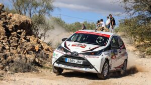 Ahikar Azcona Instagram - El pasado fin de semana cumplí uno de mis mayores sueños desde pequeño; “CORRER UN RALLY”

Y tengo un enorme saco lleno de agradecimientos para mucha gente…

En primer lugar gracias a @kobemotorsport por dejarme pilotar vuestro coche. Todos sabemos que no es un coche potente, pero es sin duda el mejor coche para iniciarse y aprender lo que es un rallye, a parte de ser divertidísimo😍💪🏾

Gracias a @plemarsport por darme la mejor asistencia durante el rallye. 

Gracias @rafaeeeeeh por la tranquilidad que me transmitiste en todo momento, porque no me faltara nada🫶🏽

Más gracias para @rallycarsl por hacerme salir bien equipado🤘🏾

Mil gracias @eguzkinecodriver por tu paciencia, pero sobre todo por tu confianza. Entiendo que no es fácil ser una copilota experimentada y montar con alguien que aparenta estar jodido de la cabeza, y que además, no ha escuchado notas en la vida. Así que gracias por todo lo que me has enseñado…

Y me dejo para el final el plato grande. Los culpables en hacer realidad este sueño; @juanantch y @arturo_pleguezuelos , que están detrás de toda la organización. 
Hace tiempo me contactaron para proponerme esta locura. Cuando descolgué el teléfono no daba crédito, pero a día de hoy, gracias a ellos, lo veo más posible que nunca. 
De verdad no sabéis lo que ha significado para mí toda vuestra labor… OS QUIERO♥️

📸 @marceromero.gr 
🎥 @shakedown_media