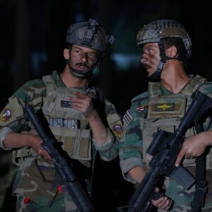 Ahmad Almutaeri Instagram - سلام على الدمع حاير بالعيون
و سلام على النزف حد صفرة اللون
و سلام على الذهول بعين الاطفال
رضعوا در الوفه و باجر يكبرون
و سلام على النشامه الوافو الكاع 
و مثل موت الشجر شاخص يموتون 

بنج عام 2 . بستان النار
