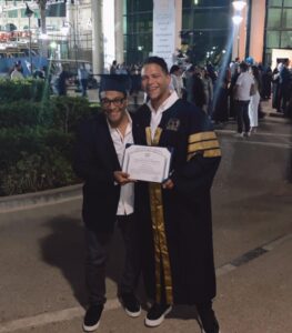Ahmed Abdelhamid Instagram - شباب كتير زى حالاتى كدة .. بيجى عليهم وقت يكونوا مشتتين و متخبطين فى أفكارهم .. مش عارفين الى هم فيه ده صح ولا غلط هو أنا كدة بضيع وقت ولا أنا ماشى صح .. حبى لشغلى و شغفى بيه خلانى أبعد عن تعليمى و انا فى نص المشوار .. و بعدت كتير ٤ سنين تقريباً كنت مقرر انى مش عايز أكمل و شايف ان ده تضيع وقت و هاخد الشهادة أعلقها عالحيط و مش هتفيدنى بحاجة و الكلام الى شباب كتير بتفكر فيه و كنت مقتنع جداً .. و برغم انى كنت باخد خطوات كويسة و ثابتة فى شغلى .. الا انى دايماً كنت حاسس بحاجة ناقصة .. حاسس انى مش عامل الى عليه فعلاً .. كسلان .. أنانى .. ثقتى بنفسى قليلة .. ده غير عدم تقدير لأهلى الى تعبوا و صرفوا عليا عشان يفرحوا بإبنهم و بعد ما السنين عدت اتملكنى الإحباط أكتر إنى إزاى هرجع دلوقتى و أكمل أنا دفعتى كلهم اتخرجوا و اشتغلوا و اتجوزوا و خلفوا كمان .. هرجع ادخل مع زمايل جداد معرفش فيهم حد و احتمال يفتكرونى معيد أو بشتغل فى الجامعة و ده كان بيحصل فعلاً 😁 .. لكن ربنا بفضله وقف جمبى و بعتلى الحافز و الإلهام ووقفلى ولاد الحلال زى ما بنقول و فتحلى باب و فرصة جديدة و يمكن كانت أخيرة إنى أرجع و أكمل .. و الحمدلله اتوفقت و كنت قد وعدى لنفسى انى هخلص تعليمى لنفسى مش عشان اى حاجة تانية و الموضوع مكنش سهل خالص نفسياً اكتر من عملياً ده غير الكورونا طبعاً و اللخبطة الى عملتها فى نظام التعليم الى متعود عليه .. و لكن الحمدلله حصلت على شهادة البكالوريوس اعلام و انهاردة بس احترامى لنفسى و ايمانى بيها زاد و بقيت مصدق إنى أقدر أعمل أو حاجة .. شكراً لأهلى الى تعبتهم معايا فوق فوق فوووق طاقتهم و استحملوني و فضلوا فى ضهرى لحد ما اتخرجت .. شكراً لزمايلى أو ولادى الى فى الجامعة الى كانوا بيساعدونى عشان اقدر انجح و اعدى ترم ترم .. و أخيراً شكراً للجامعة المحترمة @msauniversityofficial الى اتشرفت انى كنت طالب فيها لأن مهما قولت و وصفت المسئولين و الدكاترة و المعيدين بتوعى وقفوا جمبى ازاى و مهما شكرتهم مش هوفيهم حقهم .. وأخيراً شكراً لنفسى انها مخذلتنيش قدام نفسى و أهلى و الناس كلها .. و ياريت أو حد وقع فى نفس الفخ بتاعى ده ميحسش بيأس و يكمل عشان دايماً فيه فرصة تانية انك تكسب نفسك من جديد 🤍
OFFICIALLY A GRADUATE ELHAMDOLELAH 🎓😍