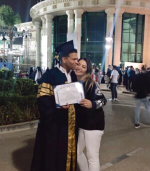 Ahmed Abdelhamid Instagram - شباب كتير زى حالاتى كدة .. بيجى عليهم وقت يكونوا مشتتين و متخبطين فى أفكارهم .. مش عارفين الى هم فيه ده صح ولا غلط هو أنا كدة بضيع وقت ولا أنا ماشى صح .. حبى لشغلى و شغفى بيه خلانى أبعد عن تعليمى و انا فى نص المشوار .. و بعدت كتير ٤ سنين تقريباً كنت مقرر انى مش عايز أكمل و شايف ان ده تضيع وقت و هاخد الشهادة أعلقها عالحيط و مش هتفيدنى بحاجة و الكلام الى شباب كتير بتفكر فيه و كنت مقتنع جداً .. و برغم انى كنت باخد خطوات كويسة و ثابتة فى شغلى .. الا انى دايماً كنت حاسس بحاجة ناقصة .. حاسس انى مش عامل الى عليه فعلاً .. كسلان .. أنانى .. ثقتى بنفسى قليلة .. ده غير عدم تقدير لأهلى الى تعبوا و صرفوا عليا عشان يفرحوا بإبنهم و بعد ما السنين عدت اتملكنى الإحباط أكتر إنى إزاى هرجع دلوقتى و أكمل أنا دفعتى كلهم اتخرجوا و اشتغلوا و اتجوزوا و خلفوا كمان .. هرجع ادخل مع زمايل جداد معرفش فيهم حد و احتمال يفتكرونى معيد أو بشتغل فى الجامعة و ده كان بيحصل فعلاً 😁 .. لكن ربنا بفضله وقف جمبى و بعتلى الحافز و الإلهام ووقفلى ولاد الحلال زى ما بنقول و فتحلى باب و فرصة جديدة و يمكن كانت أخيرة إنى أرجع و أكمل .. و الحمدلله اتوفقت و كنت قد وعدى لنفسى انى هخلص تعليمى لنفسى مش عشان اى حاجة تانية و الموضوع مكنش سهل خالص نفسياً اكتر من عملياً ده غير الكورونا طبعاً و اللخبطة الى عملتها فى نظام التعليم الى متعود عليه .. و لكن الحمدلله حصلت على شهادة البكالوريوس اعلام و انهاردة بس احترامى لنفسى و ايمانى بيها زاد و بقيت مصدق إنى أقدر أعمل أو حاجة .. شكراً لأهلى الى تعبتهم معايا فوق فوق فوووق طاقتهم و استحملوني و فضلوا فى ضهرى لحد ما اتخرجت .. شكراً لزمايلى أو ولادى الى فى الجامعة الى كانوا بيساعدونى عشان اقدر انجح و اعدى ترم ترم .. و أخيراً شكراً للجامعة المحترمة @msauniversityofficial الى اتشرفت انى كنت طالب فيها لأن مهما قولت و وصفت المسئولين و الدكاترة و المعيدين بتوعى وقفوا جمبى ازاى و مهما شكرتهم مش هوفيهم حقهم .. وأخيراً شكراً لنفسى انها مخذلتنيش قدام نفسى و أهلى و الناس كلها .. و ياريت أو حد وقع فى نفس الفخ بتاعى ده ميحسش بيأس و يكمل عشان دايماً فيه فرصة تانية انك تكسب نفسك من جديد 🤍
OFFICIALLY A GRADUATE ELHAMDOLELAH 🎓😍