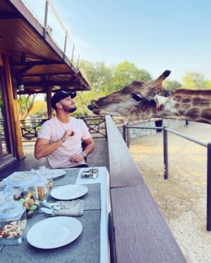 Ahmed Harroun Instagram - 😘🦒 

Et vous est-ce que vous aimeriez dîner avec des girafes ? 🤩

#dubai #love #animals #goodvibes #giraffe #dinner #fun #sun #memories #kiss