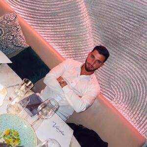 Ahmed Harroun Instagram - Fait ce que tu pense bien être on te critiquera de toute façon 🤷🏼‍♂️😄