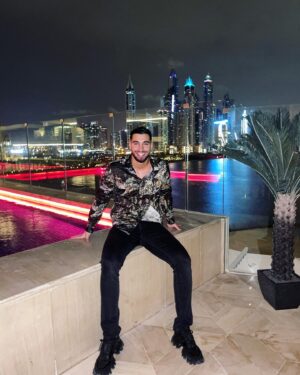 Ahmed Harroun Instagram - Le sourire sur mon visage ne veut pas dire que ma vie est parfaite , il veut seulement dire que j’apprécie ce que la vie m’a donné 😁 dieu merci 🙏