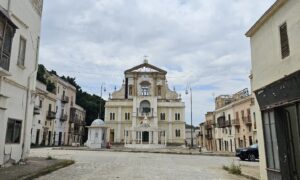 Ahmed Mourad Instagram - Once upon a time; "Malèna/ Monica Bellucci" walked here... 
Giuseppe Tornatore shot parts of the movie "Malèna" in Tunisia. The filming locations in Tunisia were used to portray the Sicilian town of Castelcutò during World War II, primarily because some Sicilian towns had changed too much since that era to serve as period-accurate locations. Tunisia provided a setting that better matched the historical appearance required for the film. 
#tunisia
#malèna 
#monicabellucci 
في يوم من الأيام سارت "مالينا/ مونيكا بيلوتشي" هنا... 
صور جوزيبي تورناتوري أجزاء من فيلم "مالينا" في تونس. استُخدمت مواقع التصوير في تونس لتصوير بلدة كاستلكوتو الصقلية خلال الحرب العالمية الثانية، وذلك بشكل رئيسي لأن بعض المدن الصقلية قد تغيرت كثيراً منذ تلك الحقبة لتكون مواقع دقيقة للفترة الزمنية. وفرت تونس مواقع تصوير تطابق بشكل أفضل المظهر التاريخي المطلوب للفيلم...