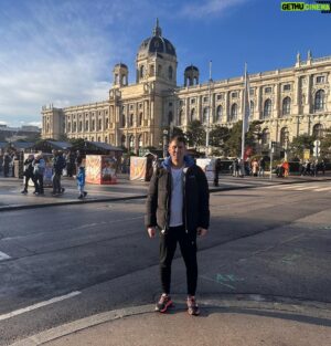 Ahmet Çevik Instagram - Viyana Güzel ama Pahalı bir Şehir.
#viyana #vienna #austurya #avusturya🇦🇹