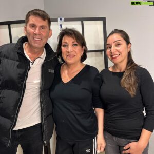 Ahmet Çevik Instagram - Dün Yelda ile Oya Başar ve Ebru Kural ın iki kişilik oyununa (Plastik Aşklar’a ) gittik. 
Kulise girdik biraz sohbet ettik,Çok özlemişim onlarla geçirdiğim kulis hallerimizi. 
Hep Sahnelerde olun ve hep sizi ayakta alkışlayalım. 
Umarım bir oyunda tekrar bir araya gelir ve aynı sahneyi paylaşırız.
@oya.basar @ebrukural11 @yeldaalpp