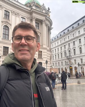 Ahmet Çevik Instagram - Güzel bir Viyana seyahatinin sonuna geldim.
Hoşçakal Viyana. 
#binşükür 
 #viyana #vienna #avusturya🇦🇹