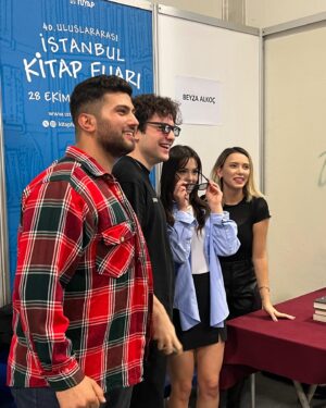Ahmet Haktan Zavlak Instagram - Bugün bir sürpriz yapalım dedik. Çok güzeldiniz 🫶🏻
📸: @hakanaaydin61 & @renahazan