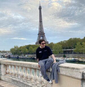 Ahmet Haktan Zavlak Instagram - Paris’i ilk fotoğraftaki yüz ifadesiyle bitirdim. Çok güzeldi, 12 Ocak’ta görüşürüz🙌🏻