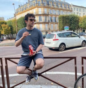 Ahmet Haktan Zavlak Instagram - Paris’i ilk fotoğraftaki yüz ifadesiyle bitirdim. Çok güzeldi, 12 Ocak’ta görüşürüz🙌🏻