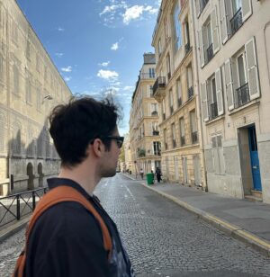 Ahmet Haktan Zavlak Instagram - Paris’i ilk fotoğraftaki yüz ifadesiyle bitirdim. Çok güzeldi, 12 Ocak’ta görüşürüz🙌🏻