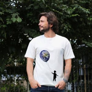 Ahmet Kural Instagram - Sevgili Dostlar, sizlere @makeawishturkiye için @zhopperscom ile birlikte çıktığımız iyilik yolculuğundan bahsetmek istiyorum.
 
#Eco-friendly bu iyilik tişörtlerini ben tasarladım, @zhopperscom hazırladı ve sizler de satın aldığınızda @makeawishturkiye ‘ye bağış olarak katkı sağlayacak.  Tasarladığım bu tişörtlerin geliriyle, zorlu hastalıklarla mücadele eden çocukların dilekleri gerçekleştirilecek.
 
Hadi sen de iyiliği üzerine giy! 
 
www.zhoppers.com adresine git ve en beğendiğin tasarımı ve rengi seç, #basinabuyruk hashtagiyle paylaş̧, tüm dünya senin ne kadar başına buyruk olduğunu görsün 💪🏻
 
#iyiliğiüzerinegiy #iyiliğiüzerimegiydim #başınabuyruk #zhoppers #ahmetkural #unchainyourheart #letthemholdtheworld #think #ecofriendly #organik #tasarım #t-shirt