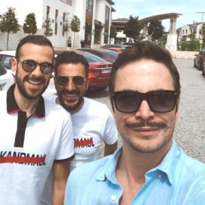 Ahmet Kural Instagram - Sohbet, muhabbet, bir de ilginç bir şey çıkabilir 💯🚘 🛶 @dogankabak @umit.erdim #ralli #skydiving #extremesports