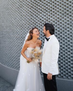 Ahmet Kural Instagram - Çok güzel bir anı çok güzel dostlarımızla, ailelerimizle ve akrabalarımızla birlikte yaşadık. Düğünümüze gelen, gelemeyip arayan, mesaj atan, iyi dileklerini ileten, organizasyonumuzda kendi düğünleri gibi emek harcayan herkese, sevenlerimize çok teşekkür ederiz. İyi ki varlar 🤍