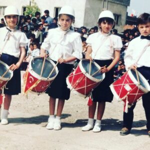 Ahmet Kural Instagram - Bugün 23 Nisan Neşeyle dolun 🇹🇷🥳 #meral #hare #aslı #ben “ Silopi 1992”
