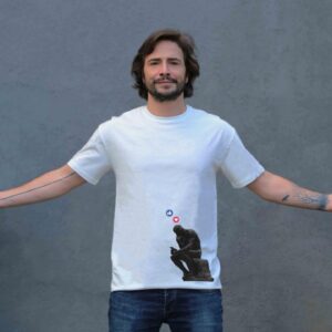 Ahmet Kural Instagram - Sevgili Dostlar, sizlere @makeawishturkiye için @zhopperscom ile birlikte çıktığımız iyilik yolculuğundan bahsetmek istiyorum.
 
#Eco-friendly bu iyilik tişörtlerini ben tasarladım, @zhopperscom hazırladı ve sizler de satın aldığınızda @makeawishturkiye ‘ye bağış olarak katkı sağlayacak.  Tasarladığım bu tişörtlerin geliriyle, zorlu hastalıklarla mücadele eden çocukların dilekleri gerçekleştirilecek.
 
Hadi sen de iyiliği üzerine giy! 
 
www.zhoppers.com adresine git ve en beğendiğin tasarımı ve rengi seç, #basinabuyruk hashtagiyle paylaş̧, tüm dünya senin ne kadar başına buyruk olduğunu görsün 💪🏻
 
#iyiliğiüzerinegiy #iyiliğiüzerimegiydim #başınabuyruk #zhoppers #ahmetkural #unchainyourheart #letthemholdtheworld #think #ecofriendly #organik #tasarım #t-shirt