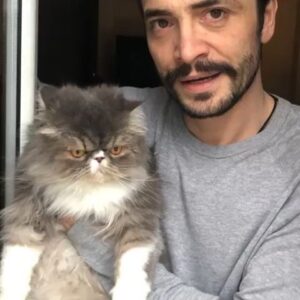 Ahmet Kural Instagram - Sevmemek , korumamak mümkün müdür? Fikret’im canımcım ilk defa kar görmüş paylaşmak istedim❤️ #4ekimdünyahayvanlarıkorumagünü #worldanimalprotectionday