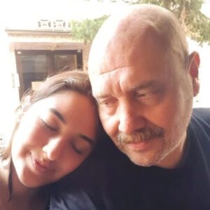 Ahmet Mümtaz Taylan Instagram - Başını omzuma yaslayabilir, dilersen orada yaşlanabilirsin. Ben kıpırdamam. 🥀