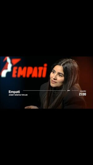 Ahmet Mümtaz Taylan Instagram - Çarşamba 21:00'de #empati de konuğum oyuncu ve gözümüzün nuru Zeynep Çamcı. Bekleriz. 🌻