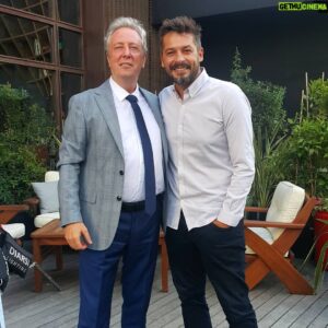 Ahmet Somers Instagram - Sette beklerken. Aslında biz oturuyoruz.😁
@anililter @sencalkapimi @mfyapimtelevizyonvefilmcilik @foxturkiye