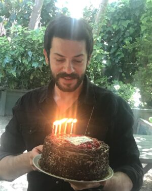 Ahmet Tansu Taşanlar Instagram - hisleri kelimelere sığdırmak çok zor.. ne güzel dostlar, ne güzel arkadaşlar biriktirmişim.. bi de bu güzelliklerin yanına yüzyüze tanışmadığım ama kırk yıllık dostum gibi hayatıma anlam katan insanlar eklendi.. doğumgünüm vesilesiyle çeşitli hayır kurumlarına yapılan bağışlar, fotoğraf ve video kolajları,  yolladığınız o güzel hediye ve mektuplarla yolladığınız harika dilekler için o güzel yüreklerinize sonsuz teşekkürler.. iyi ki varsınız.. tek tek cevap veremedim ve bunun için ne kadar üzgün olduğumu anlatamam ne olur affedin.. 🙏🏻🙏🏻🙏🏻🙏🏻