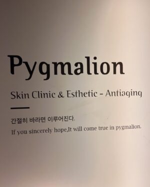 Ahn Chae-mi Instagram - 내 피부 뭔일이래… ✨ @pygmalion_clinic @hey.nietz 

친한 피부과 원장님께 다크써클 상담 받으러 갔다가 피부가 탄력이 없어져서 더 그래보일수 있다고.. #티타늄리프팅 한번만 받아도 개선될거라고 해서 받았는데 눈밑이 채워지는 마법을 발견..
받자마자 피부 광채 돌면서 효과가 바로 눈에 보여서..쌩얼이여도 셀카 계속 찍게 된다는..😅 
저 여름에 얼굴에 열 많고 건조하고 홍조도 엄청 심한데 #티타늄레이저 한번 받고도 많이 괜찮아졌어요! (👀 얼굴 #냉각관리 서비스로 해주심)

원장님이 제 지인이라서 하는말이 아니고 진짜 다른 피부과보다 엄청 꼼꼼하고 세심하게 시술해주세요! 과잉진료 절대 안하시고 필요한 부분만 딱 추천해서 시술해주십니다! 원장님께 갈때마다 감동받고 온다는..ㅋㅋ 

사실 제가 피드에 안올려도.. 청담동에서 워낙 유명한 피부과고 유명인들도 많이 진료하시지만 그.래.도 오늘은 꼭 피드를 올리고 싶었다는! 

📌티타늄 리프팅 장점과 효과 먼저 말씀드릴게요!

✔️깊은 피부 침투: 티타늄 리프팅은 다른 리프팅 시술에 비해 피부 내 깊은 층에 작용할 수 있습니다. 이는 노화로 인해 발생하는 문제에 대한 효과적인 치료를 가능하게 합니다.
✔️통증과 다운 타임 감소: 다른 고주파나 HIFU 시술에 비해 훨씬 적은 통증을 동반하며 다운 타임이 짧습니다. 표피나 표면에 영향을 거의 주지 않기 때문에 일상 생활로 빠르게 복귀할 수 있습니다.
✔️즉각적인 효과: 티타늄 리프팅을 받은 환자들은 시술 후에도 뚜렷한 피부 개선 효과를 빨리 볼 수 있으며, 이는 다른 리프팅 시술과 비교했을 때 눈에 띄게 자연스럽습니다.

두번째 사진 아침에 일어나자마자 찍은 쌩얼인데 피부에서 윤기가…👏🏻

사실 살면서 피부에 너무 신경 안썼었는데.. 지금은 관리 안받으면 바로 티가 나서 슬프네요🥲 앞으로도 자주 가겠습니당 원장님 🙇🏻‍♀️ 여러분들도 피부 관리 받을땐 꼭 #청담동 #피그마리온의원 #김훈영원장님 께 받으세요! 👍🏻👍🏻 #내돈내산 #내돈내산후기 

#청담동피부과 #청담동피부과추천 #피부과추천 #강남피부과 #강남피부과추천