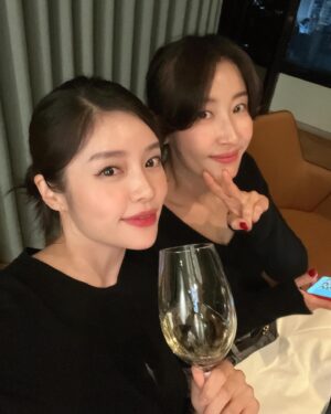 Ahn Chae-mi Instagram - 아이폰이 추천으로 뜨게해준 사진인데 벌써 일년이 넘었네 @limetable 도연언니랑 나랑😍🍷