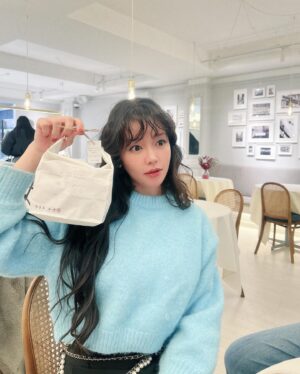 Ahn Chae-mi Instagram - 오랜만에 오빠 만나서 신났쟈낭🫶🏻 핫한데서 빠빠먹고 핫한 소금빵도 사줘서 더 신났쟈낭🥐 #보보식당 #자연도소금빵 #리암스케이커리