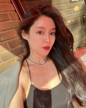 Ahn Chae-mi Instagram - 사랑하는 사람들과 같이 있을때 더 행복해지는 순간들이 나에겐 너무 소중해🫶🏻 I love my sisters🩷
#한남동 #에피세리꼴라주