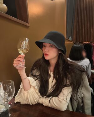 Ahn Chae-mi Instagram - 집에서 맨날 요리 해먹다가 오랜만에 한남동 물가보고..🥶 하지만 멋진 언니들 덕분에 넘 잘먹었댱❤️😍🫶🏻