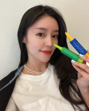 Ahn Chae-mi Instagram - 요즘 피곤하면 기운빠지고.. 졸립고.. 피부까지 푸석해져서 스트레스였는데..🥲 평소에도 제가 믿고 챙겨먹는 #조아제약 에서 두가지를 동시에 해결해줄 수 있는 #제품 이 출시되었어요🫶🏻 @choa_pharm 

⭕️먼저 조아제약의 똑 부러진 해결책 #조아아르기닌맥스 !

✔️갓생 에너지를 위한 고함량 아르기닌(L-아르지닌6200mg)
✔️프로 갓생러를 위한 흡수 시너지 배합
✔️갓생 필수템! 원터치 특허앰플
✔️건강한 갓생을 위한 첨가물 부형제 8無 
✔️맛생 맛사! 맛있는 블루베리 맛
✔️믿을 수 있는 전문 제조 시설

🔺point 01.
아르기닌은 음식으로도 보충이 가능하지만, 섭취 시 38%가 즉시 분해되고, 나머지는 다른 아미노산들과의 흡수경쟁에 밀려 체내 흡수율이 낮기 때문에 부족한 아르기닌을 보충해 주는 것이 좋습니다.
🔺point 02.
아르기닌, 오르니틴, 시트롤린은 체내 요소회로의 주요 성분으로 서로 상호작용을 하여 체내 암모니아 배출 및 젖산 축적을 억제하는 등의 시너지 효과를 낸다고 알려져 있습니다.
🔺point 03.
새콤한 블루베리 맛!
블루베리농축액을 첨가해 아르기닌 특유의 쓰고 비린 맛을 없앤 액상 음료입니다.

⭕️그리고 #봄처녀뷰티마인센텔라

여기에 해당되면 꼭 주목하세요! 이런 고민 해보신분들 많죠?
▪️얼굴이 자주 붉어져요.
▪️피부가 민감해서 고민이에요.
▪️피부가 너무 피곤해 보여요.
▪️맑고 깨끗한 자신감이 필요해요.
▪️꾸준히 피부를 관리하고 싶어요.

하루 한 번, 마시는 피부 루틴으로 바르기만 하지 말고 하루 1앰플로 속까지 채우세요!

✔️병풀&사철쑥 자연에서 얻은 건강 루틴
✔️초저분자콜라겐&엘라스틴 피부에서 찾은 탄탄 루틴
✔️화이트 토마토 자외선도 피해간 투명 루틴
✔️이유있는 배합 최정예 군단의 완벽 루틴
✔️원터치 특허 앰플 조아제약이 만든 간편 루틴
✔️부형제 9류 불필요함을 줄인 안전 루틴
✔️건강한 사과맛 당 ZERO 상큼 루틴
✔️믿을수 있는 제조시설 깐깐한 제조로 공정 루틴

🔺point 01.
자연에서 얻은 건강 루틴 국내산 병풀&사철쑥 
봄처녀 뷰티마인 센텔라는 국내산 병풀추출물과 국내산 사철쑥추출물 원료를 사용했습니다.
🔺point 02.
피부에서 찾은 탄탄 루틴
초저분자 콜라겐 & 엘라스틴
봄처녀 뷰티마인 센텔라는 진피의 구성성분인 콜라겐과 엘라스틴을 함께 담았습니다.
🔺point 03.
자외선도 피해간 투명 루틴 화이트 토마토
봄처녀 뷰티마인 센텔라는 스스로 자외선을 차단하는 화이트 토마토를 함께 담았습니다.
🔺point 04.
최정예 군단의 완벽 루틴
이유있는 최적의 배합 봄처녀 뷰티마인 센텔라는 꼭 필요한 성분만 균형있는 배합으로 담았습니다.
🔺point 05.
당 ZERO 상큼 루틴 건강한 사과맛! 
봄처녀 뷰티마인 센텔라는 당류 0%로 건강하게 사과맛을 냈습니다.

조아제약이 만든 간편 루틴 #원터치 특허 #앰플 로 더 안전하게, 더 간편하게! 불필요함을 줄인 안전 루틴과 깐깐한 제조로 공정 루틴 믿을 수 있는 제조시설로 우리 모두 다함께 #조아아르기닌맥스 와 #봄처녀뷰티마인센텔라 마시고 #건강 과 #뷰티 까지 챙겨보아요😘✨

#아르기닌맥스 #마인센텔라 #건강보조제 #건강음료 #광고 #협찬