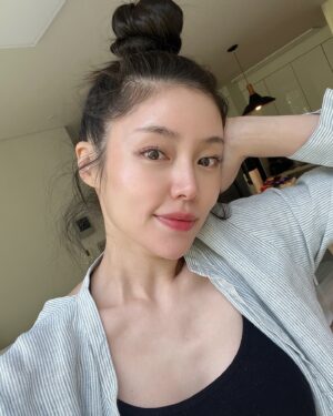Ahn Chae-mi Instagram - 내 피부 뭔일이래… ✨ @pygmalion_clinic @hey.nietz 

친한 피부과 원장님께 다크써클 상담 받으러 갔다가 피부가 탄력이 없어져서 더 그래보일수 있다고.. #티타늄리프팅 한번만 받아도 개선될거라고 해서 받았는데 눈밑이 채워지는 마법을 발견..
받자마자 피부 광채 돌면서 효과가 바로 눈에 보여서..쌩얼이여도 셀카 계속 찍게 된다는..😅 
저 여름에 얼굴에 열 많고 건조하고 홍조도 엄청 심한데 #티타늄레이저 한번 받고도 많이 괜찮아졌어요! (👀 얼굴 #냉각관리 서비스로 해주심)

원장님이 제 지인이라서 하는말이 아니고 진짜 다른 피부과보다 엄청 꼼꼼하고 세심하게 시술해주세요! 과잉진료 절대 안하시고 필요한 부분만 딱 추천해서 시술해주십니다! 원장님께 갈때마다 감동받고 온다는..ㅋㅋ 

사실 제가 피드에 안올려도.. 청담동에서 워낙 유명한 피부과고 유명인들도 많이 진료하시지만 그.래.도 오늘은 꼭 피드를 올리고 싶었다는! 

📌티타늄 리프팅 장점과 효과 먼저 말씀드릴게요!

✔️깊은 피부 침투: 티타늄 리프팅은 다른 리프팅 시술에 비해 피부 내 깊은 층에 작용할 수 있습니다. 이는 노화로 인해 발생하는 문제에 대한 효과적인 치료를 가능하게 합니다.
✔️통증과 다운 타임 감소: 다른 고주파나 HIFU 시술에 비해 훨씬 적은 통증을 동반하며 다운 타임이 짧습니다. 표피나 표면에 영향을 거의 주지 않기 때문에 일상 생활로 빠르게 복귀할 수 있습니다.
✔️즉각적인 효과: 티타늄 리프팅을 받은 환자들은 시술 후에도 뚜렷한 피부 개선 효과를 빨리 볼 수 있으며, 이는 다른 리프팅 시술과 비교했을 때 눈에 띄게 자연스럽습니다.

두번째 사진 아침에 일어나자마자 찍은 쌩얼인데 피부에서 윤기가…👏🏻

사실 살면서 피부에 너무 신경 안썼었는데.. 지금은 관리 안받으면 바로 티가 나서 슬프네요🥲 앞으로도 자주 가겠습니당 원장님 🙇🏻‍♀️ 여러분들도 피부 관리 받을땐 꼭 #청담동 #피그마리온의원 #김훈영원장님 께 받으세요! 👍🏻👍🏻 #내돈내산 #내돈내산후기 

#청담동피부과 #청담동피부과추천 #피부과추천 #강남피부과 #강남피부과추천