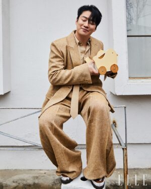 Ahn Jae-hong Instagram - 승룡선배님과 함께 @ryuseungryong_ 
⠀
@ellekorea 🧡