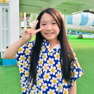 Ahn Se-bin Instagram - 워터샷 썸머 패스티벌이 다가오는 계절 여름!! ☀️😎⛱️
다가올 개장시기에 맞춰 준비해야 할때가 왔어용 !! 

대표적인 위글위글 브랜드의 디자인은 
한번보면 잊혀지지가 않아 ’아이덴티티‘ 라고 하죠 ^^*

시즌에 맞춰 ‘스마일 위 러브 더플백’ 이 나와 
다양한 활동과 편리함이 동시에!! 
아웃포켓이 있어 물병과 간식을 넣고 다니기에 밴딩으로 
안정감을 더해 안심되고,

우리아이 젖은상태로 돌아다니면 면역력 떨어지니 
어딜가도 한 눈에 찾아 볼수있게 
“ 타올지 비치 후드판초 필수템 아니겠냐구요!! ”

오후에는 선선하니 바람은 불어 감기 들지 않게 주위하고 
준비 다 되었으면 우리 물놀이 하러 가요~~*^^*
🤿💦⛱️

📍위글위글 
@wigglewiggle.official 

Maximal Happiness!
wiggle-wiggle.com

#제품협찬 #위글위글 #티올지비치후드판초 #타올 #스마일위러브더블팩 #키즈 #필수 #wiggle #happiness #summer #smile #kids #reels #kidsstyle #waterpark #안세빈