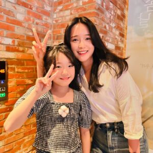 Ahn Se-bin Instagram - 프랜즈 시사회 대기실에서 인터뷰도 하고 
감독님과 배우님들께 안부도 전하며 사진도 남겼습니다 
전작품 소옆경 배우님들도 여전히 예쁘시고 멋지신데 
왠지 저만 시간이 흐르는 것 같았네요 ^^ 

#목화솜피는날 #신경수감독님 #공승연 배우님 #우미화 배우님 #강서하 배우님  #박하선 배우님 #이레 배우님 #박서연 배우님  #이일화 배우님  #김동수 배우님 #이우제 배우님 #최덕문 배우님  #안세빈 #응원릴레이