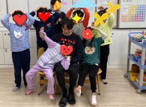 Ahn Seung-gyun Instagram - 매번 어떤 작품을 만날까 설렘이 있었구. 
그 설렘은 불안에서 부터 왔던거 같아요.  
잘 해낼수 있을까? 하는 그 두려움도 공존하며 
그 마음으로 살아가던 20대를 마무리하며 특별한 곳에서 특별한 아이들을 만나고 '선생님'이라는 어색한 이름으로 불리운지 21개월이 흐르고. 두려움과 미움이라는 감정에 스스로 실망하며 시작했었는데 어느덧 휴대폰 앨범은 너희들로 가득차고 그 마음만큼 너희들을 무엇으로 더 채워줄수 있을까? 욕심이 생기기도 하구.... 
무엇보다 내 마음을 가득 채워줘서 고마워. 
그 무한한 순수함과 새로운 사고방식들부터 
하나하나 천천히 느린만큼 더 무수한 노력끝에 해내이고
그러나 여전히 변하지않고 더욱 노력하려는 자세는 
선생님이 배웠어.
그리고 나를 믿어주고 좋아해주고 너희의 힘듬을
나눠줘서 고마웠어.건강하구. 보고싶을거야.
그리고 선생님들 감사했습니다. 존경합니다.
몸도 마음두 꼭 건강하세요:)

긴듯 짧은듯 좋은 사람들과 좋은 작품을 마무리 한듯
마음이 어때 라는 질문을 많이 받았는데.
많이 시원섭섭하지만!!!!!
시작할때 처럼 똑같이 설레이는 마음입니다. 

-소집 해제-