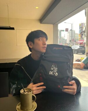 Ahn Seung-gyun Instagram - 😅🤗💪
#지금우리학교는 #allofusaredead #netflix